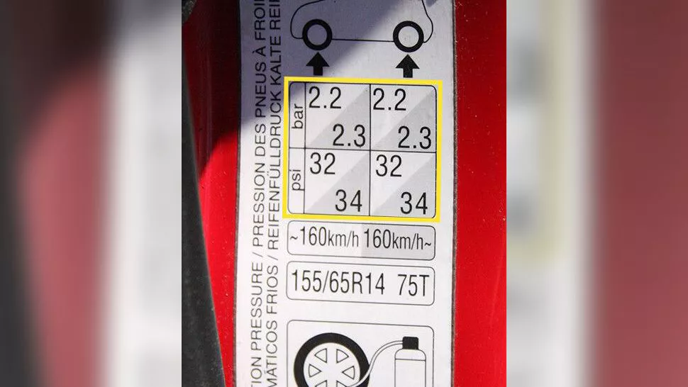 ou trouver les informations pour la bonne pression des pneus en été  à l'intérieur du véhicule ?